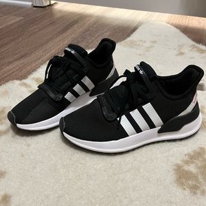 Black Adidas tennis shoe
